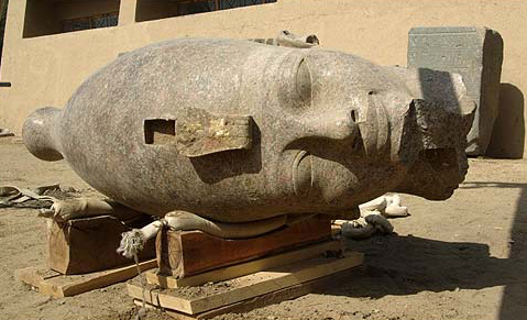 Hallada una cabeza gigante de granito del faran Amenhotep III en Luxor